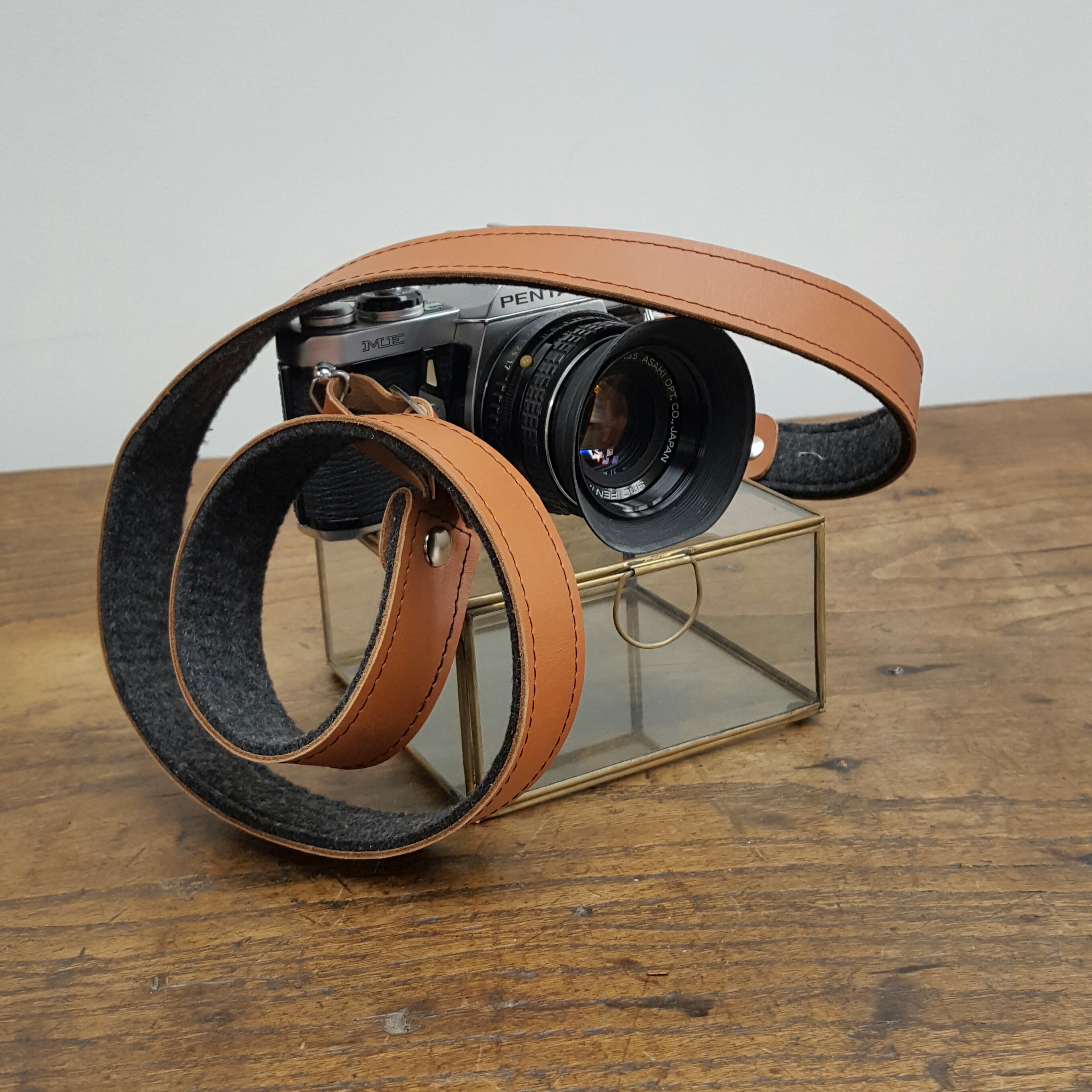 Camera band cognac – JANS Handmade